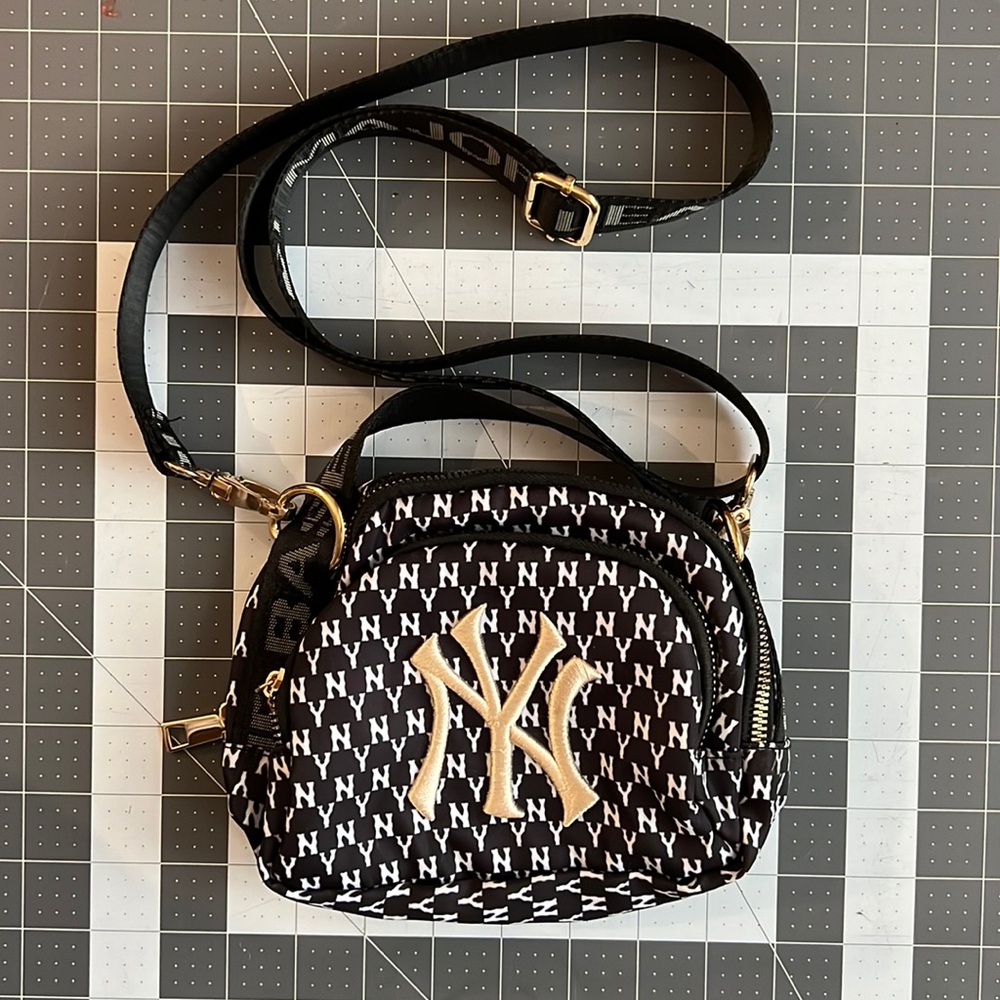MLB Yankees small purse with gold hardware